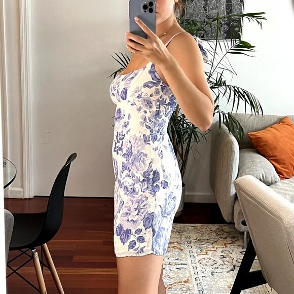 Reformation annabell mini dress jaspar white blue floral size 4 viscose - Picture 2 of 6